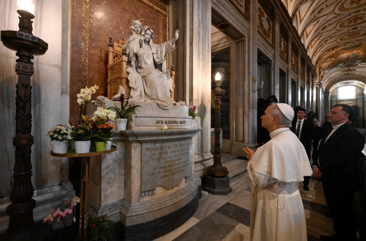 T&acirc;n Gi&aacute;o ho&agrave;ng Leo XIV cầu nguyện trước mộ cố Gi&aacute;o ho&agrave;ng Francis- Ảnh 2.
