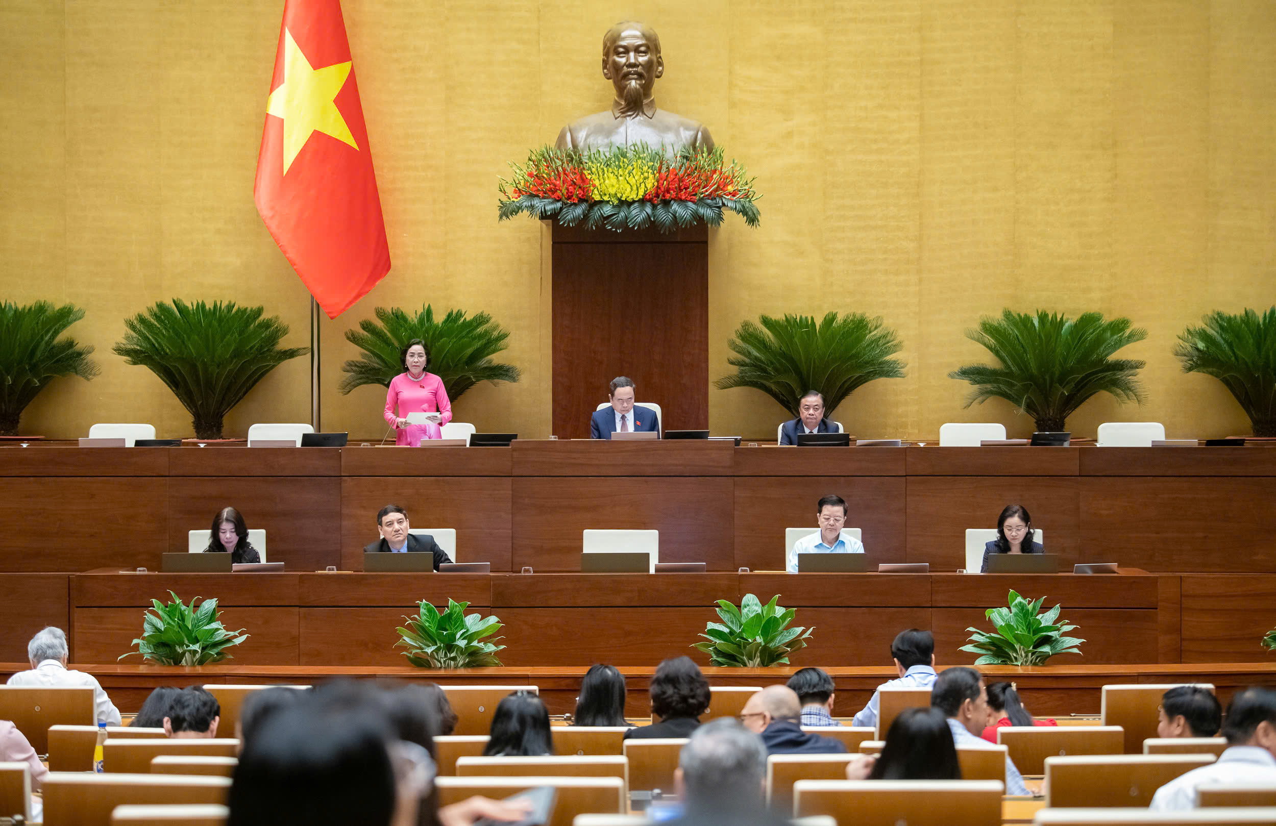 Quốc hội thảo luận về việc r&uacute;t ngắn nhiệm kỳ kho&aacute; XV- Ảnh 1.