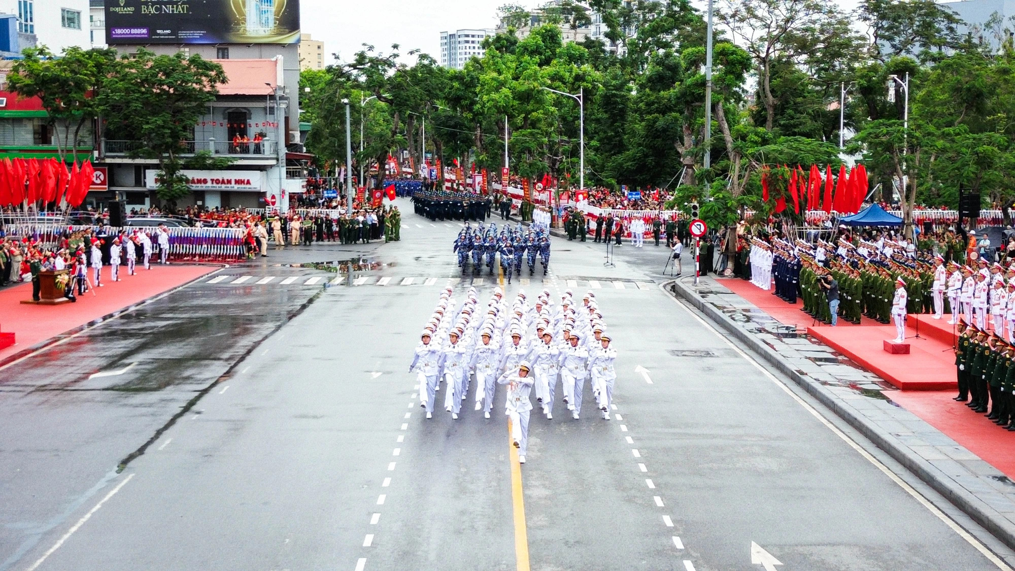 Hàng vạn người đội mưa tham gia diễu hành chào mừng 70 năm Ngày giải phóng Hải Phòng- Ảnh 7.