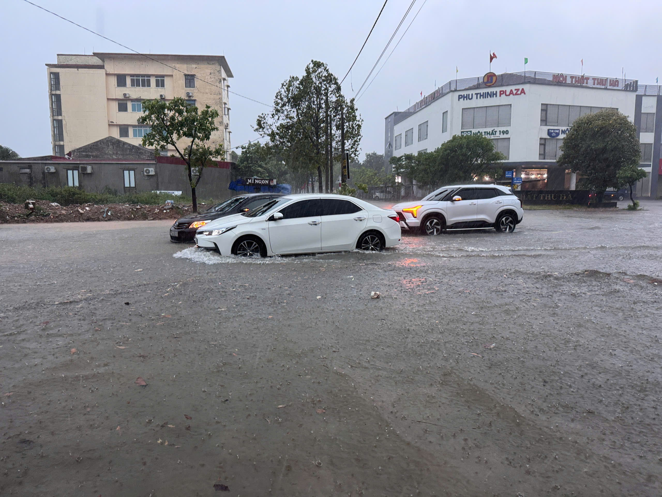 Thành phố Đồng Hới nằm ven sông, sát biển nhưng... "hễ mưa là ngập"- Ảnh 1.