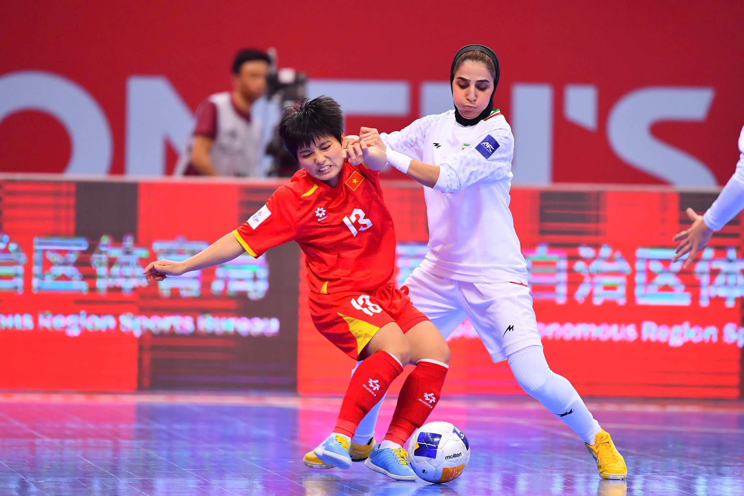 Futsal nữ Việt Nam và Iran chia điểm, chủ nhà World Cup đại bại- Ảnh 1.