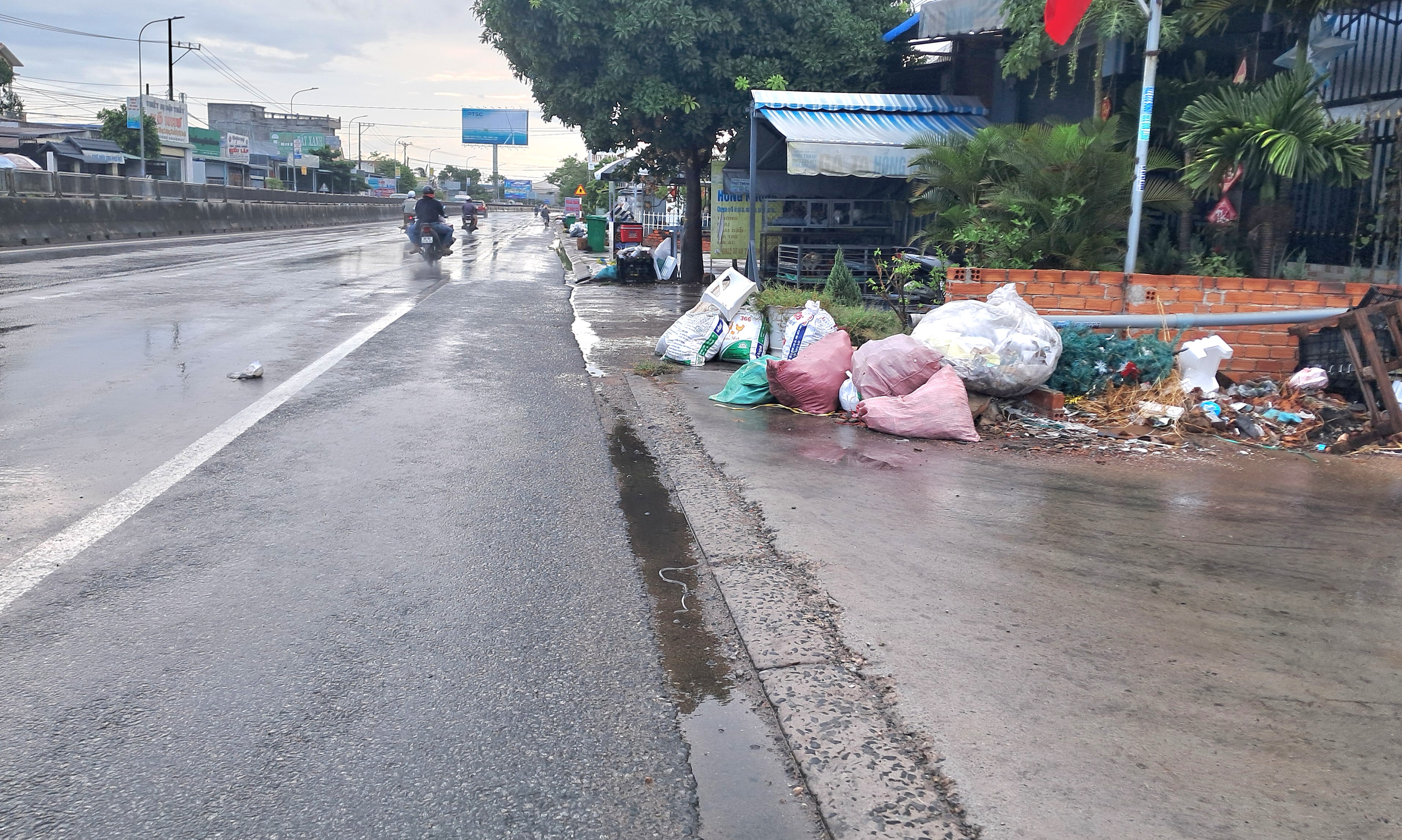 Dân khốn khổ vì rác, xe thu gom bận... đăng kiểm! - Ảnh 1.