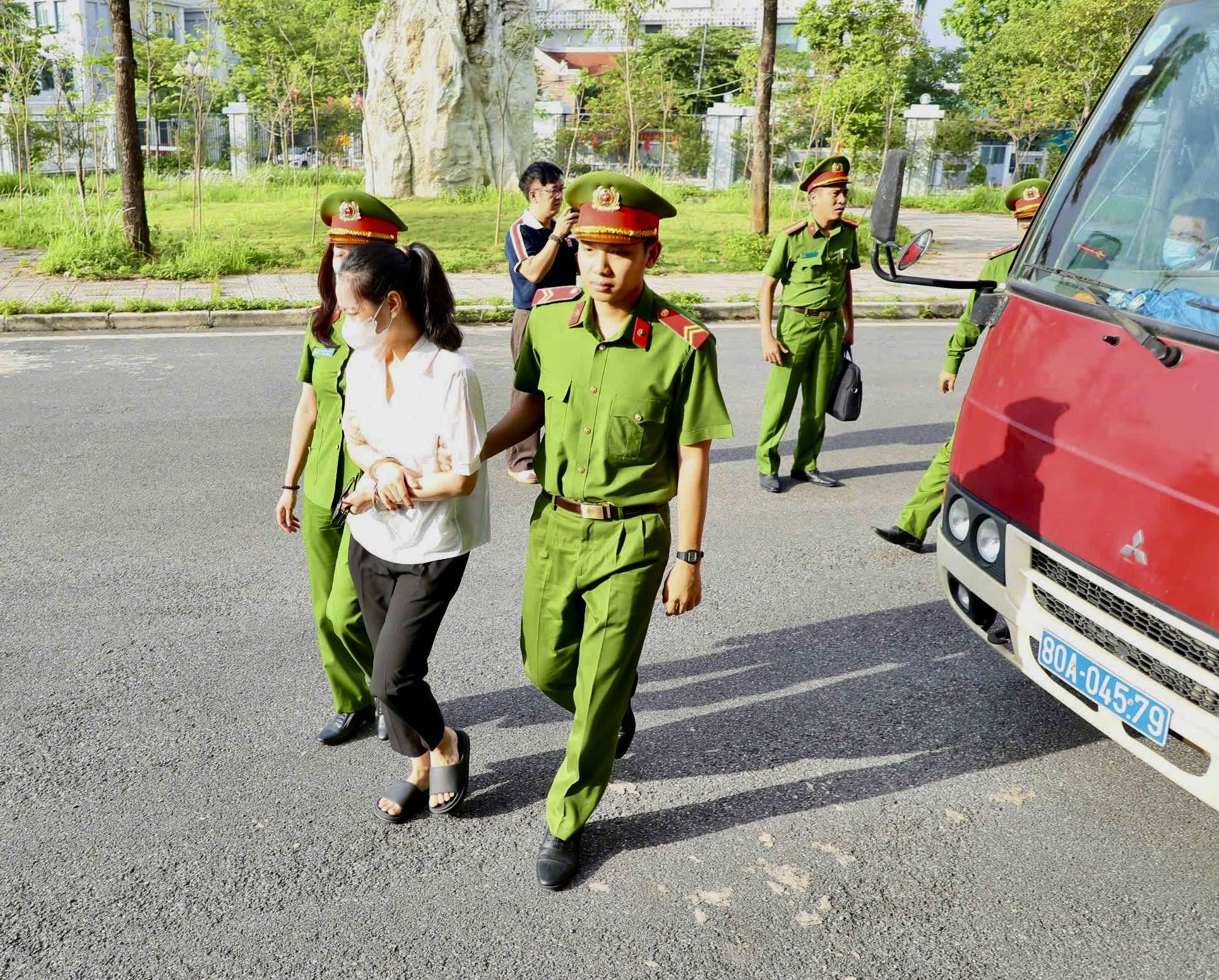 H&ocirc;m nay, cựu thứ trưởng Bộ TN-MT Nguyễn Linh Ngọc hầu to&agrave; - Ảnh 2.