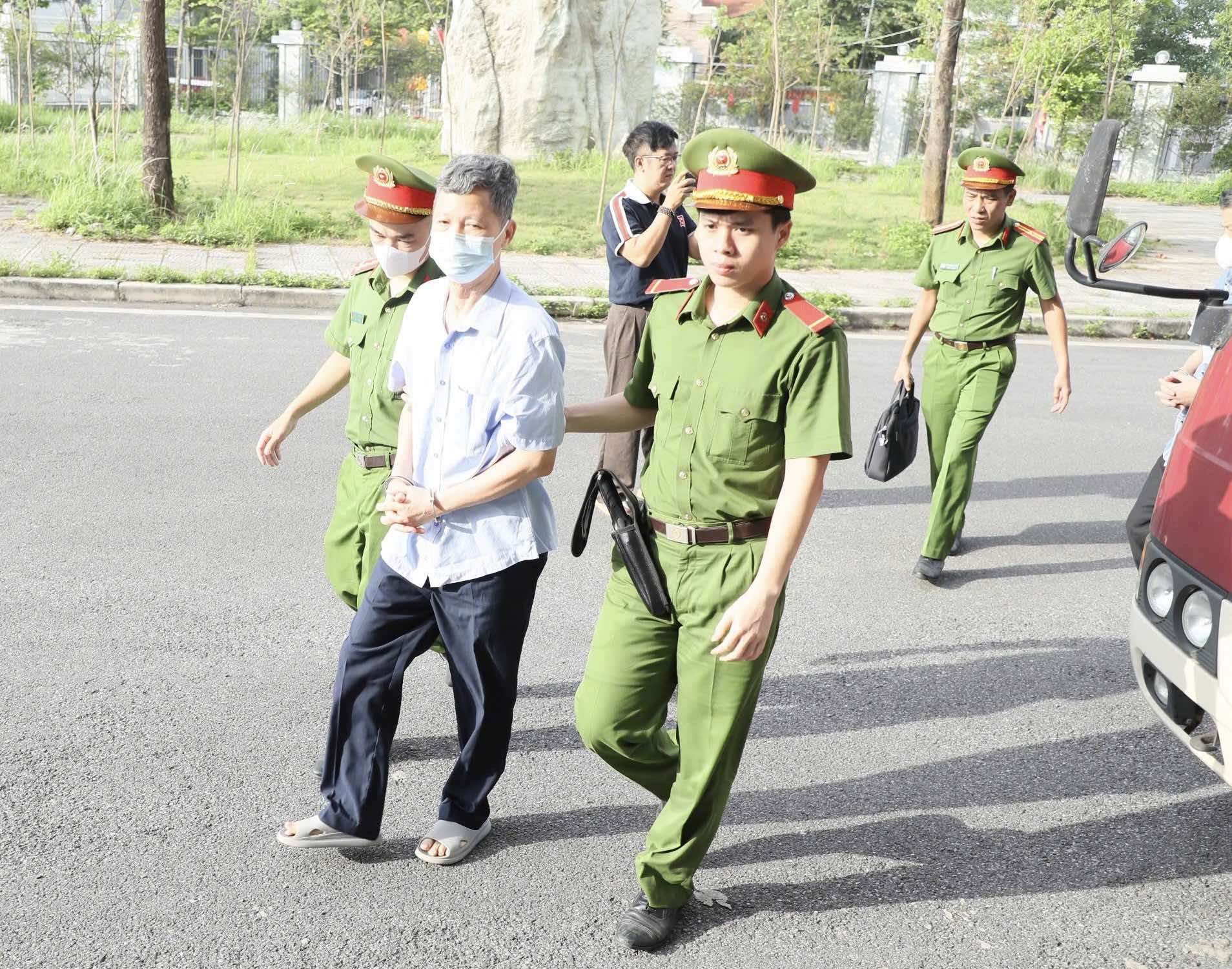 H&ocirc;m nay, cựu thứ trưởng Bộ TN-MT Nguyễn Linh Ngọc hầu to&agrave; - Ảnh 3.
