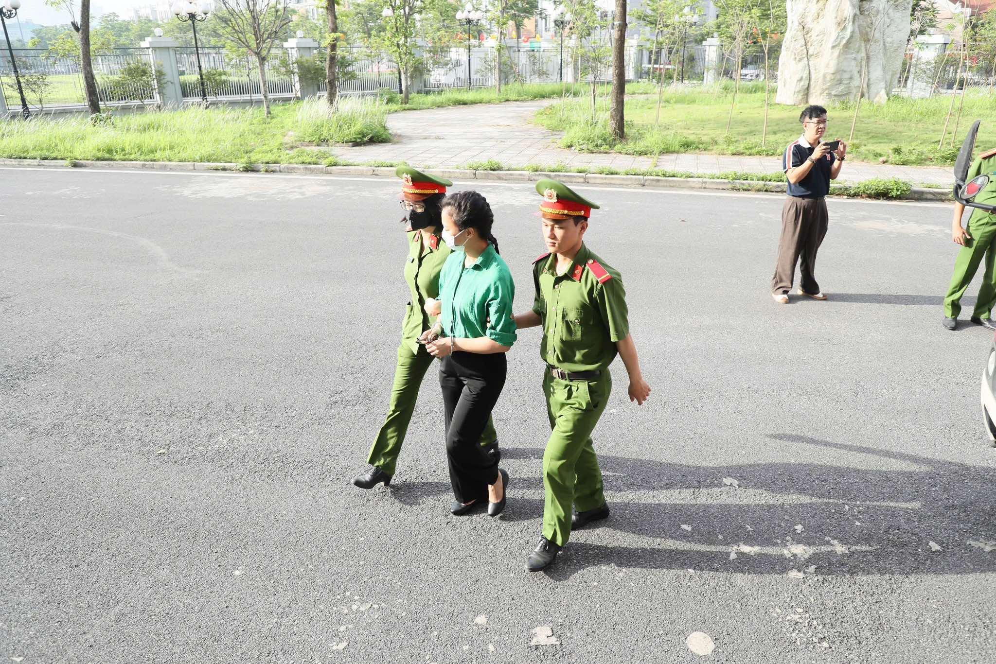 H&ocirc;m nay, cựu thứ trưởng Bộ TN-MT Nguyễn Linh Ngọc hầu to&agrave; - Ảnh 4.