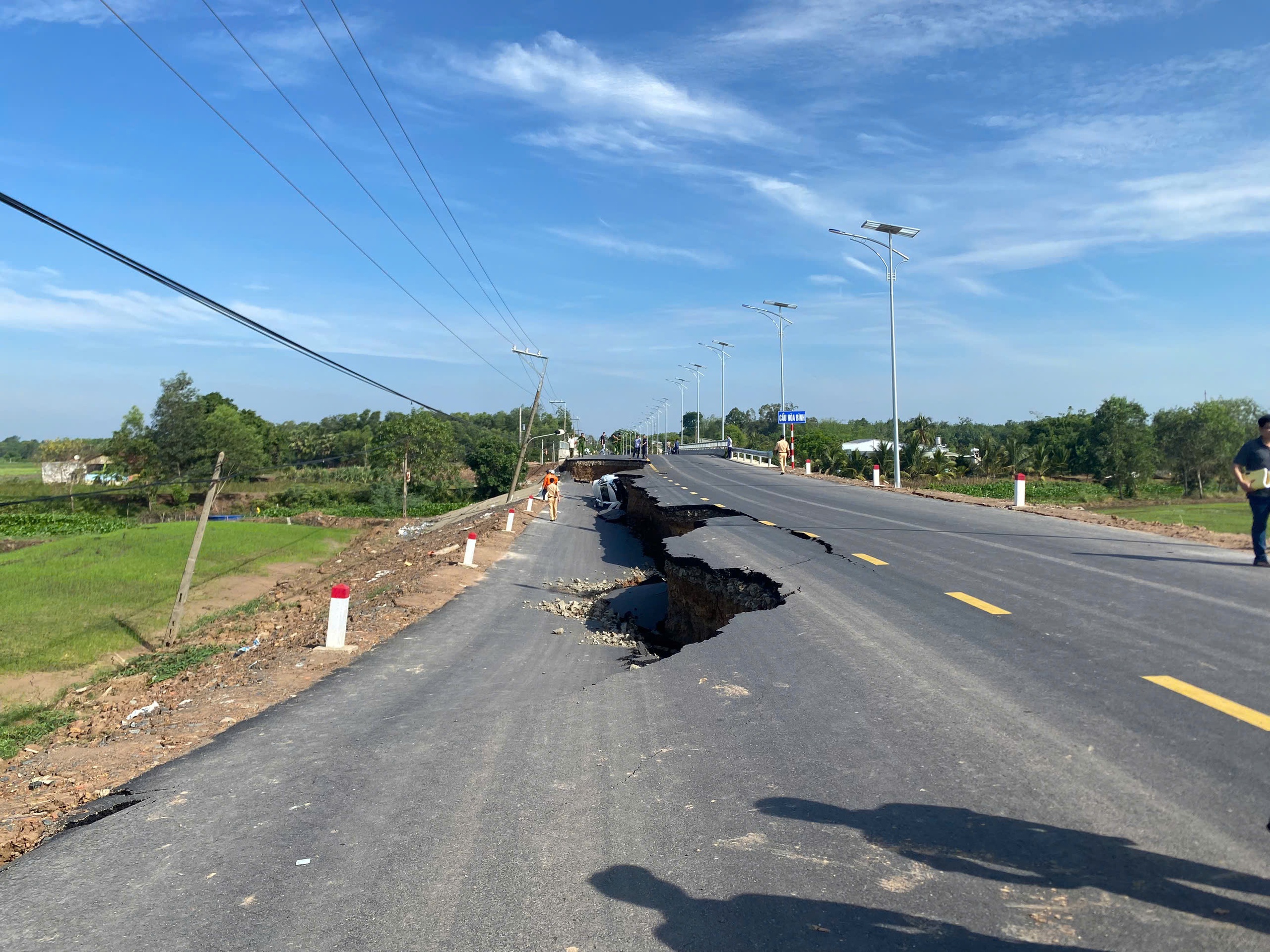 Vụ sụt l&uacute;n &ocirc; t&ocirc;, xe m&aacute;y rơi xuống hố ở T&acirc;y Ninh: C&ocirc;ng an đang điều tra nguy&ecirc;n nh&acirc;n - Ảnh 3.