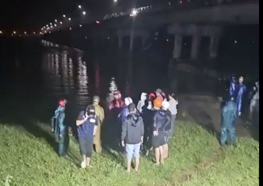 Nghi án người mẹ bỏ lại đứa con gái lớn trên cầu, ôm con gái nhỏ nhảy sông tự vẫn- Ảnh 1.