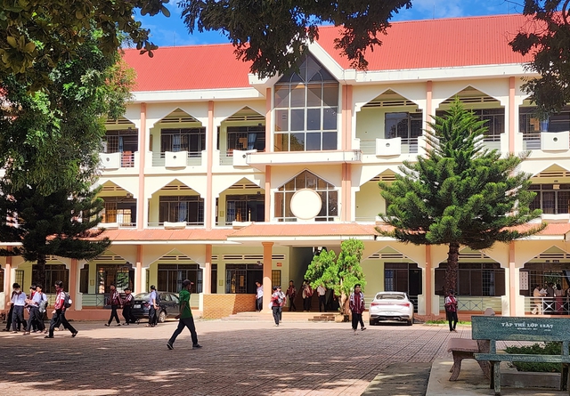 Vụ nhiều học sinh 12 "tự nguyện" xin nghỉ học: Sở GD-ĐT tỉnh Đắk Lắk b&aacute;o c&aacute;o Thường trực Tỉnh ủy- Ảnh 2.