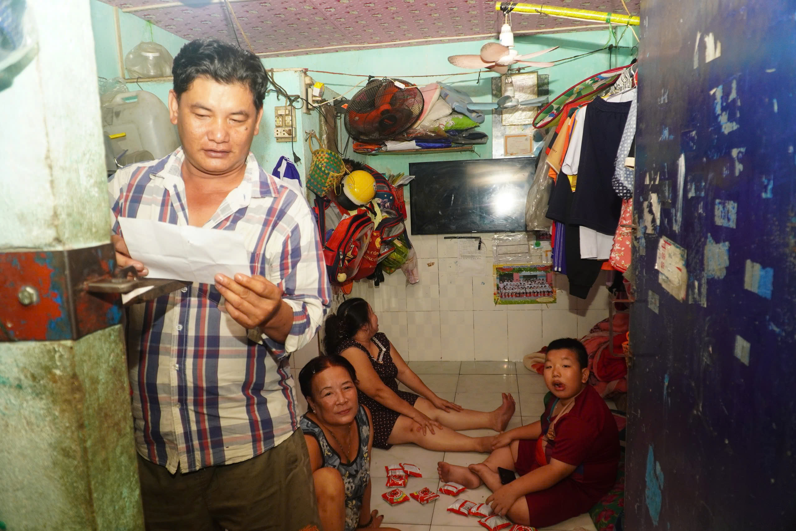 TP HCM hỗ trợ giá điện, nước cho người thuê trọ: Công nhân mừng rỡ vì bớt gánh nặng chi phí- Ảnh 1.
