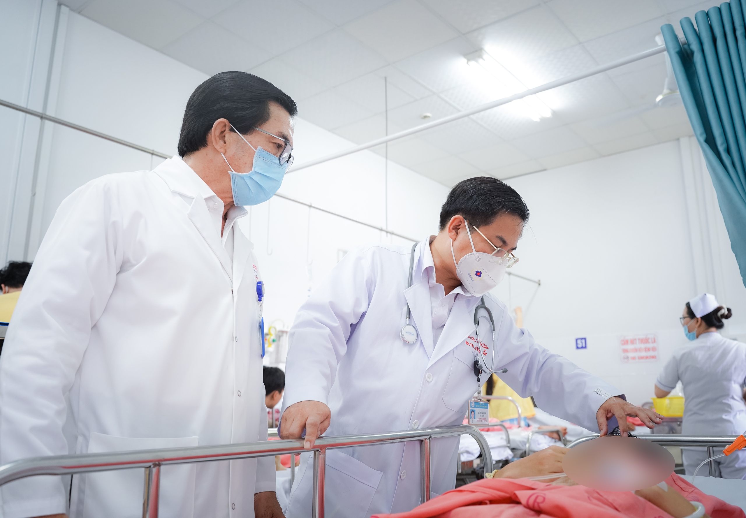 Đo&agrave;n h&agrave;nh hương 24 người gặp tai nạn, 1 phụ nữ bị đứt l&igrave;a cẳng ch&acirc;n - Ảnh 2.