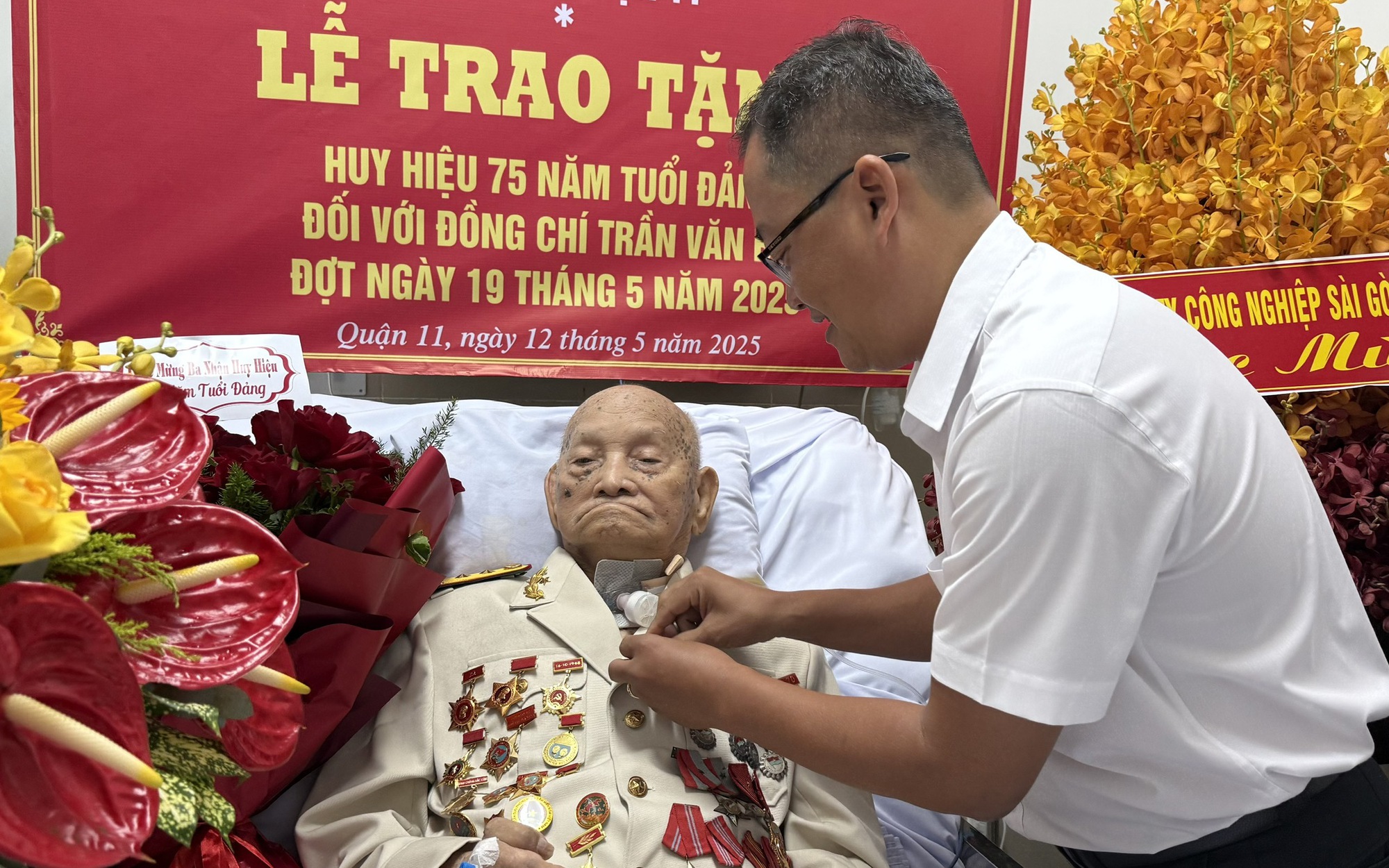B&iacute; thư Th&agrave;nh ủy TP HCM trao Huy hiệu 80 năm tuổi Đảng cho đảng vi&ecirc;n Nguyễn Thị Thanh B&igrave;nh - Ảnh 4.