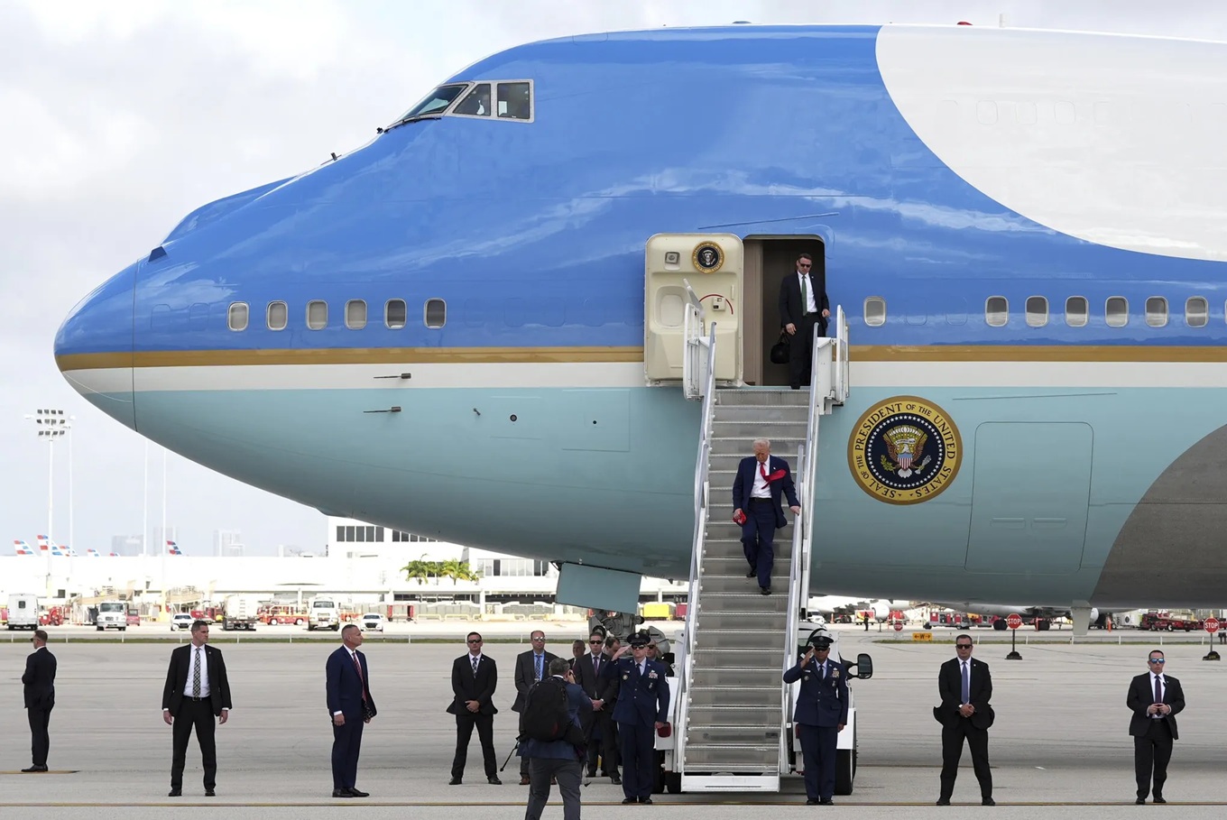 Qatar n&oacute;i về th&ocirc;ng tin tặng m&aacute;y bay cho Tổng thống Donald Trump- Ảnh 1.