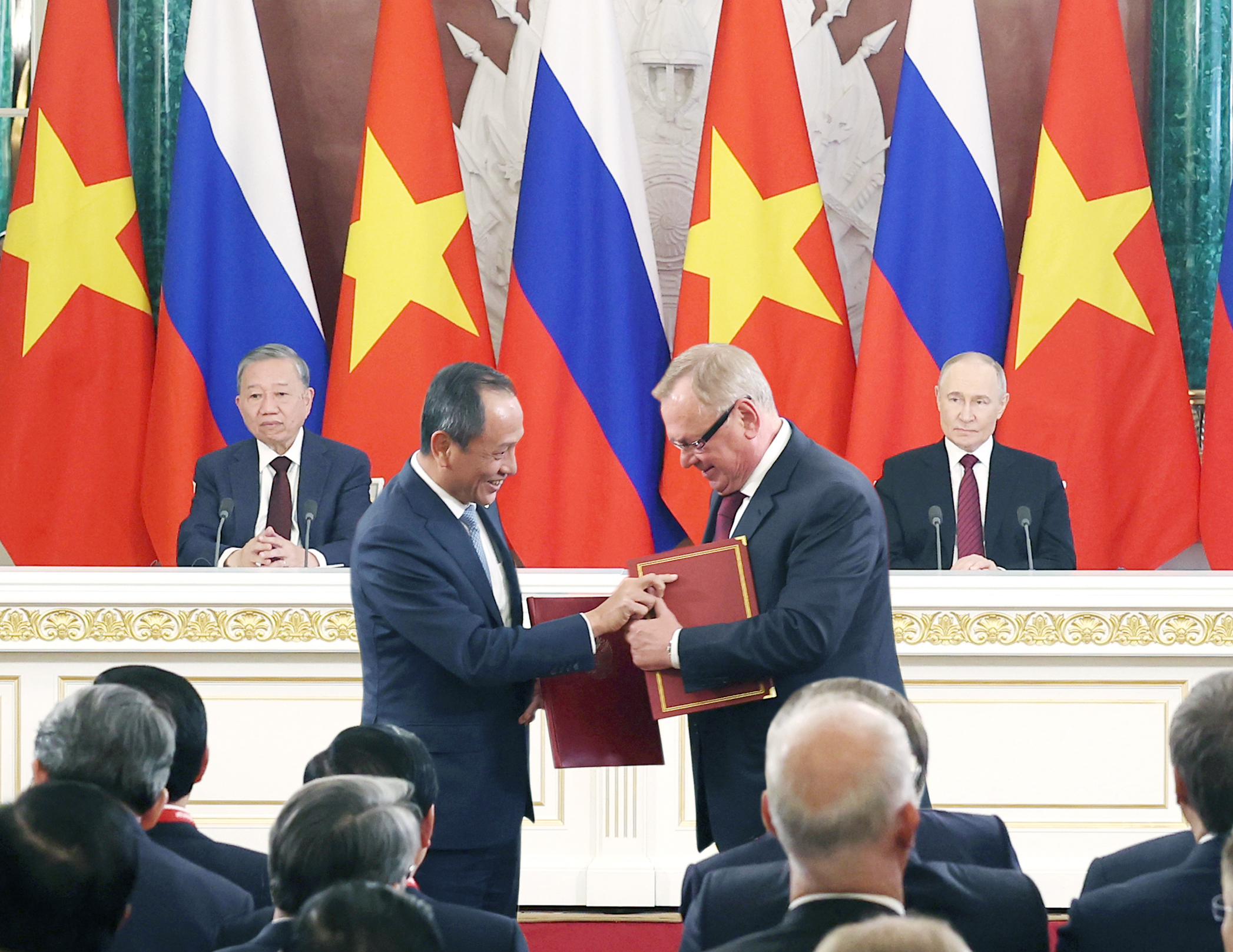 Tổng B&iacute; thư T&ocirc; L&acirc;m v&agrave; Tổng thống Vladimir Putin chứng kiến k&yacute; nhiều văn kiện hợp t&aacute;c - Ảnh 4.