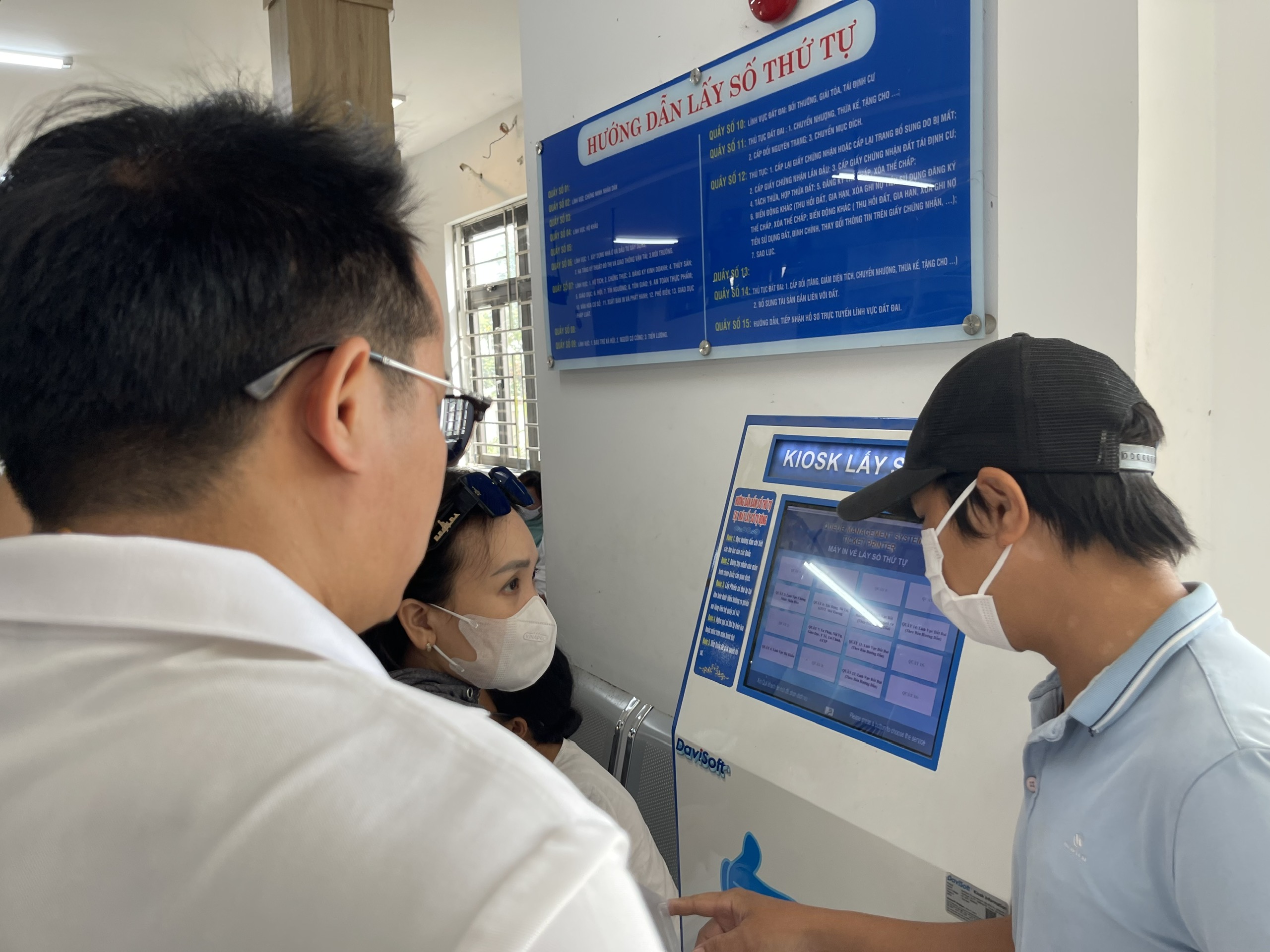 D&ograve;ng người xếp h&agrave;ng l&agrave;m thủ tục đất đai tại H&ograve;a Vang, Đ&agrave; Nẵng - Ảnh 2.
