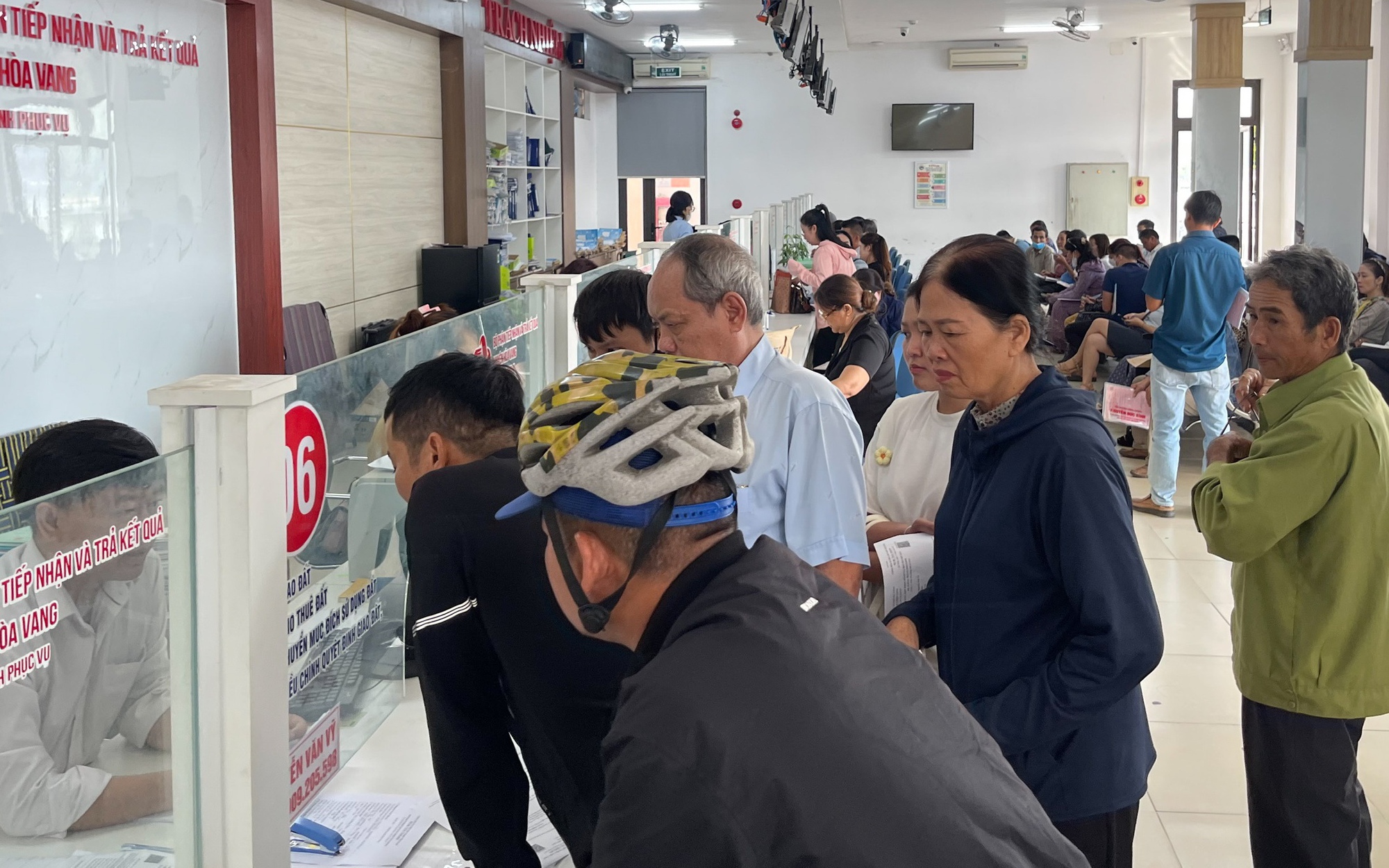 Dòng người xếp hàng làm thủ tục đất đai tại Hòa Vang, Đà Nẵng