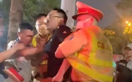 Bắt người đàn ông say rượu, chửi bới, đe dọa CSGT