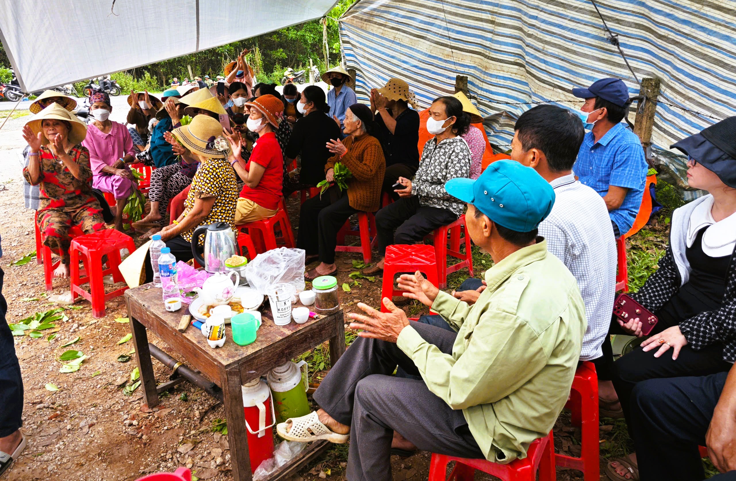 Dân chặn xe vào bãi rác lớn nhất tỉnh khiến rác thải ở TP Thanh Hóa ùn ứ - Ảnh 2.