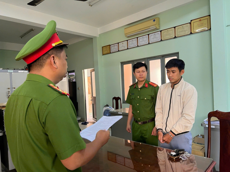 Khởi tố gi&aacute;m đốc chiếm đoạt hơn 2 tỉ đồng của nhiều c&ocirc;ng ty - Ảnh 1.