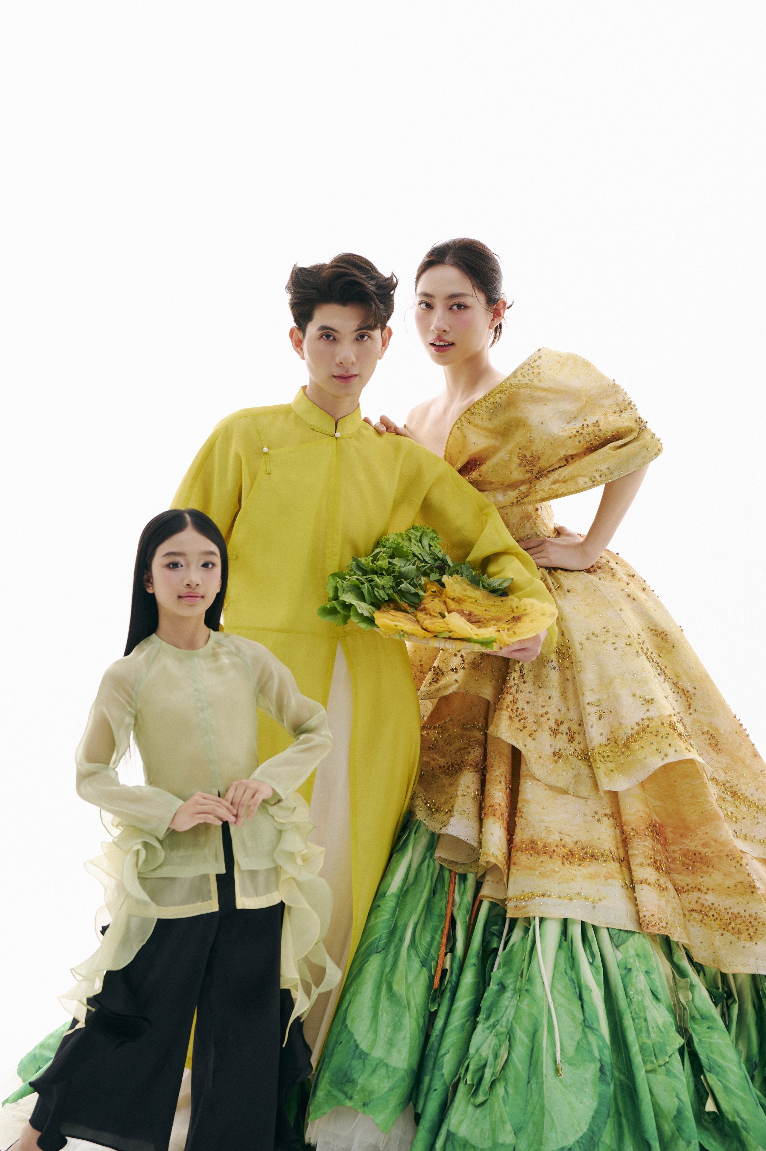 Hoa hậu Lương Thuỳ Linh x&uacute;ng x&iacute;nh đầm b&aacute;nh x&egrave;o - Ảnh 5.