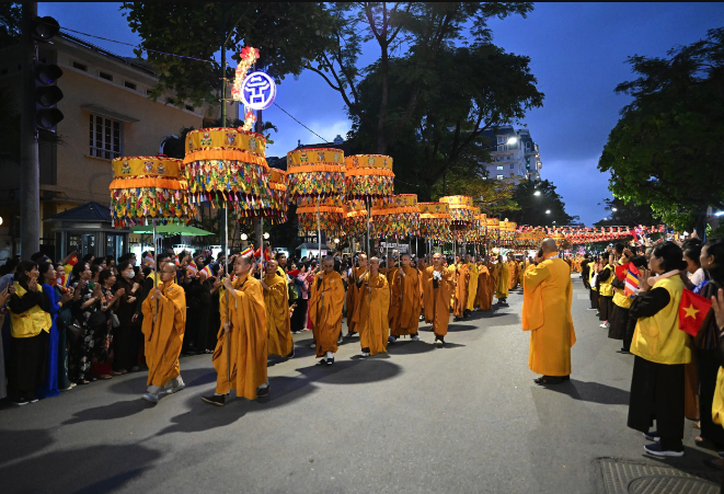 Cung rước xá lợi Đức Phật quanh Hồ Hoàn Kiếm - Ảnh 7.