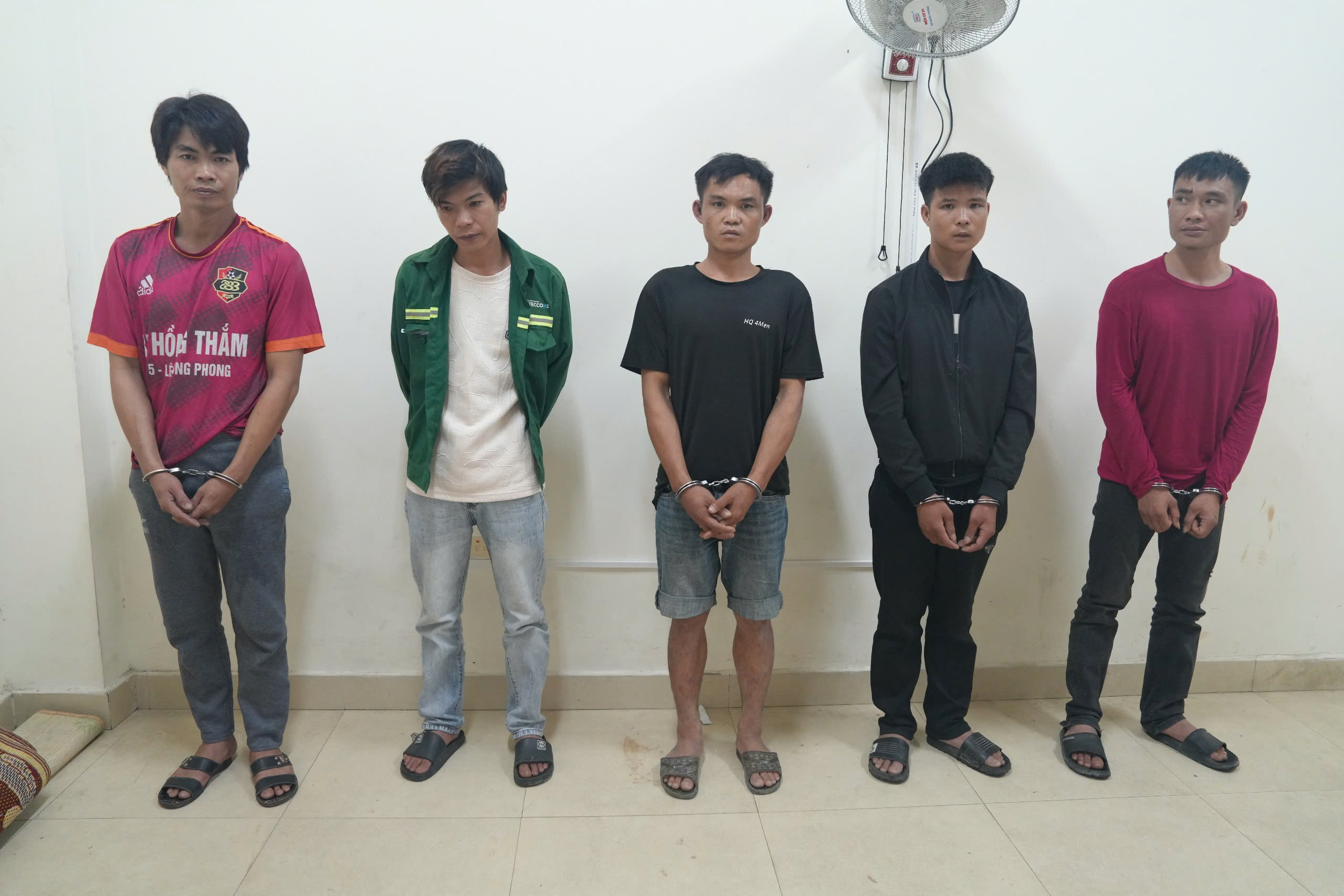 Ba anh em họ g&acirc;y ra nhiều vụ cướp liều lĩnh trong một ng&agrave;y- Ảnh 1.