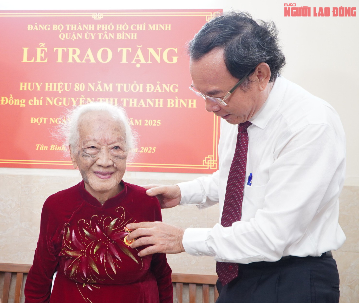 B&iacute; thư Th&agrave;nh ủy TP HCM trao Huy hiệu 80 năm tuổi Đảng cho đảng vi&ecirc;n Nguyễn Thị Thanh B&igrave;nh - Ảnh 1.