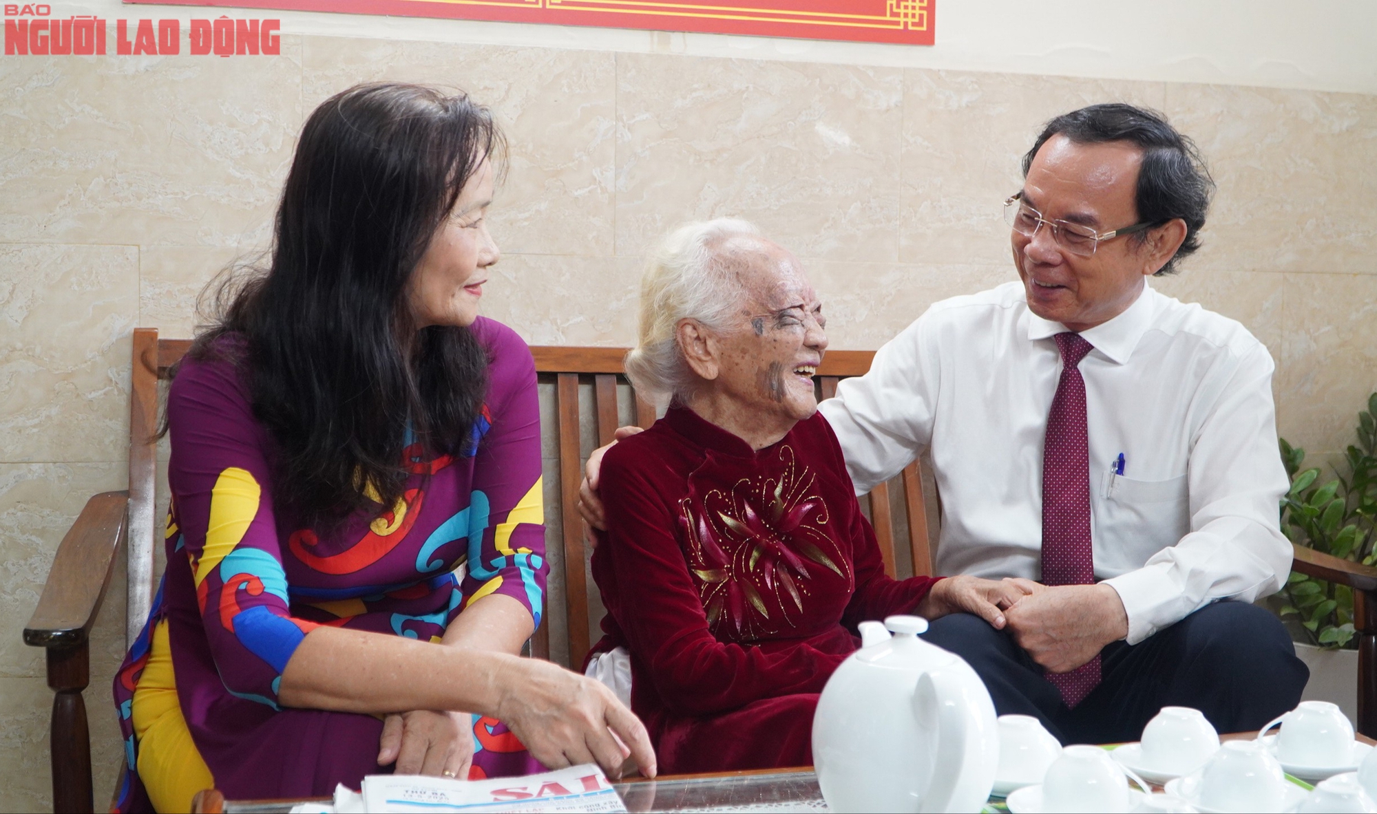 B&iacute; thư Th&agrave;nh ủy TP HCM trao Huy hiệu 80 năm tuổi Đảng cho đảng vi&ecirc;n Nguyễn Thị Thanh B&igrave;nh - Ảnh 2.