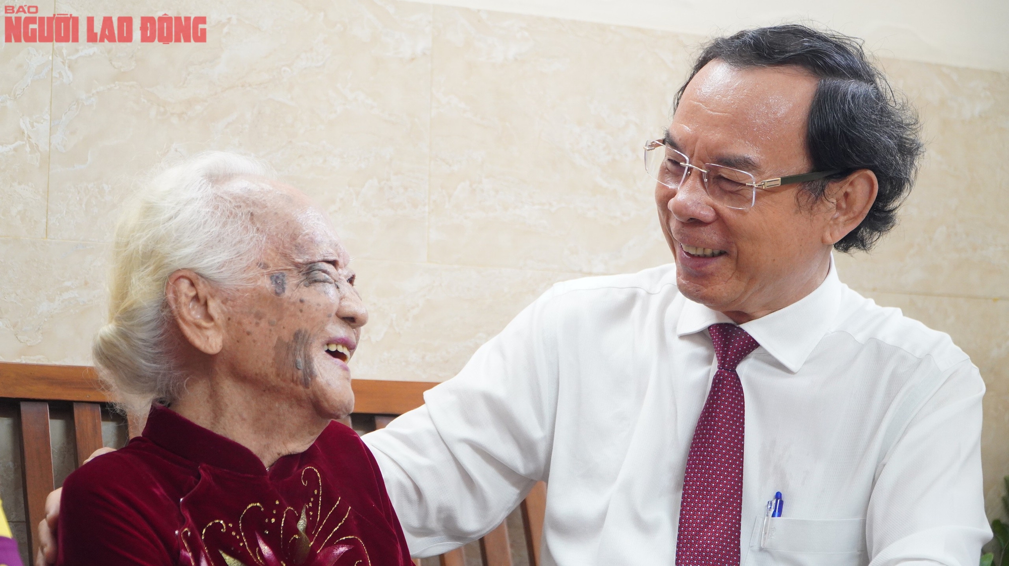 B&iacute; thư Th&agrave;nh ủy TP HCM trao Huy hiệu 80 năm tuổi Đảng cho đảng vi&ecirc;n Nguyễn Thị Thanh B&igrave;nh - Ảnh 3.