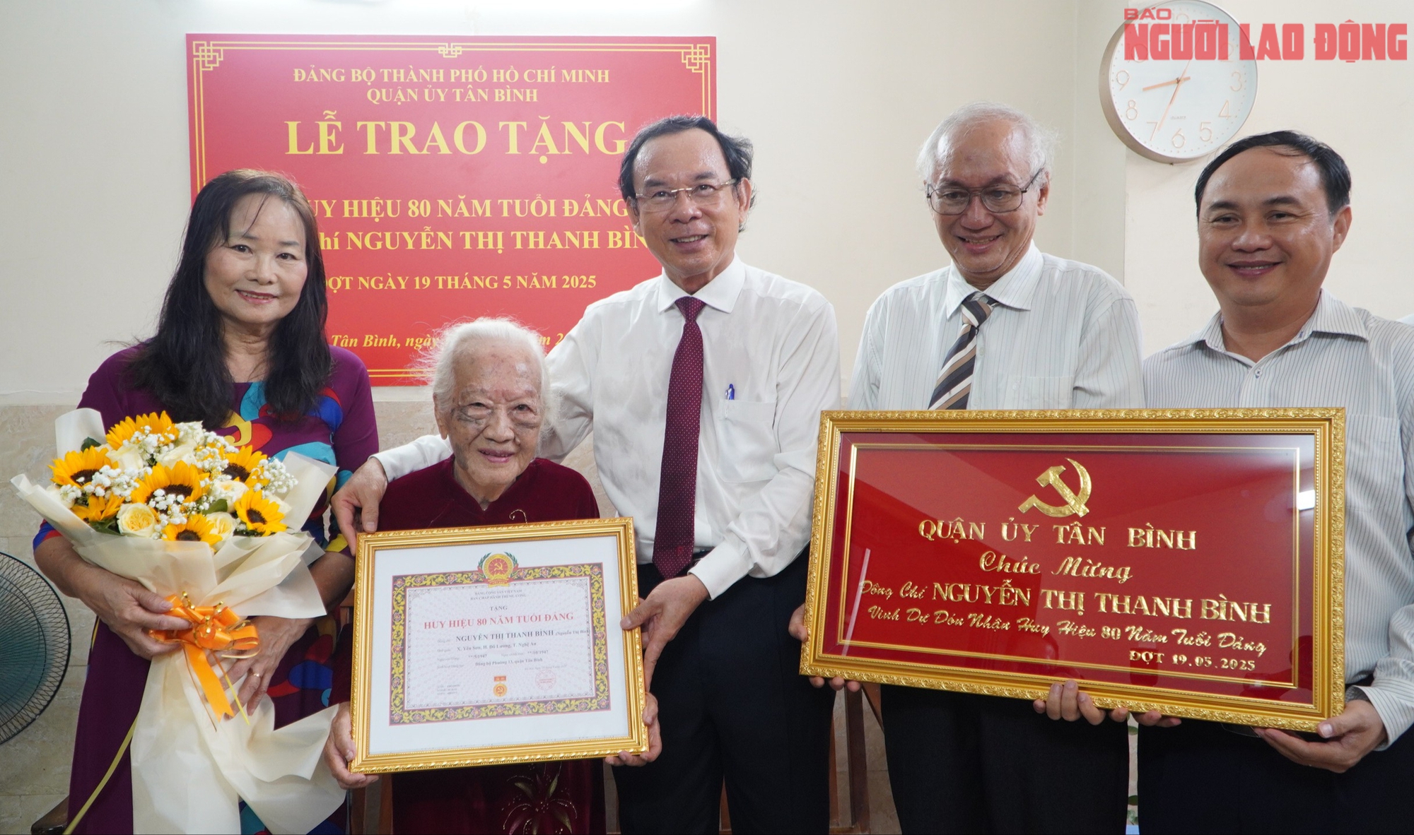 B&iacute; thư Th&agrave;nh ủy TP HCM trao Huy hiệu 80 năm tuổi Đảng cho đảng vi&ecirc;n Nguyễn Thị Thanh B&igrave;nh - Ảnh 4.