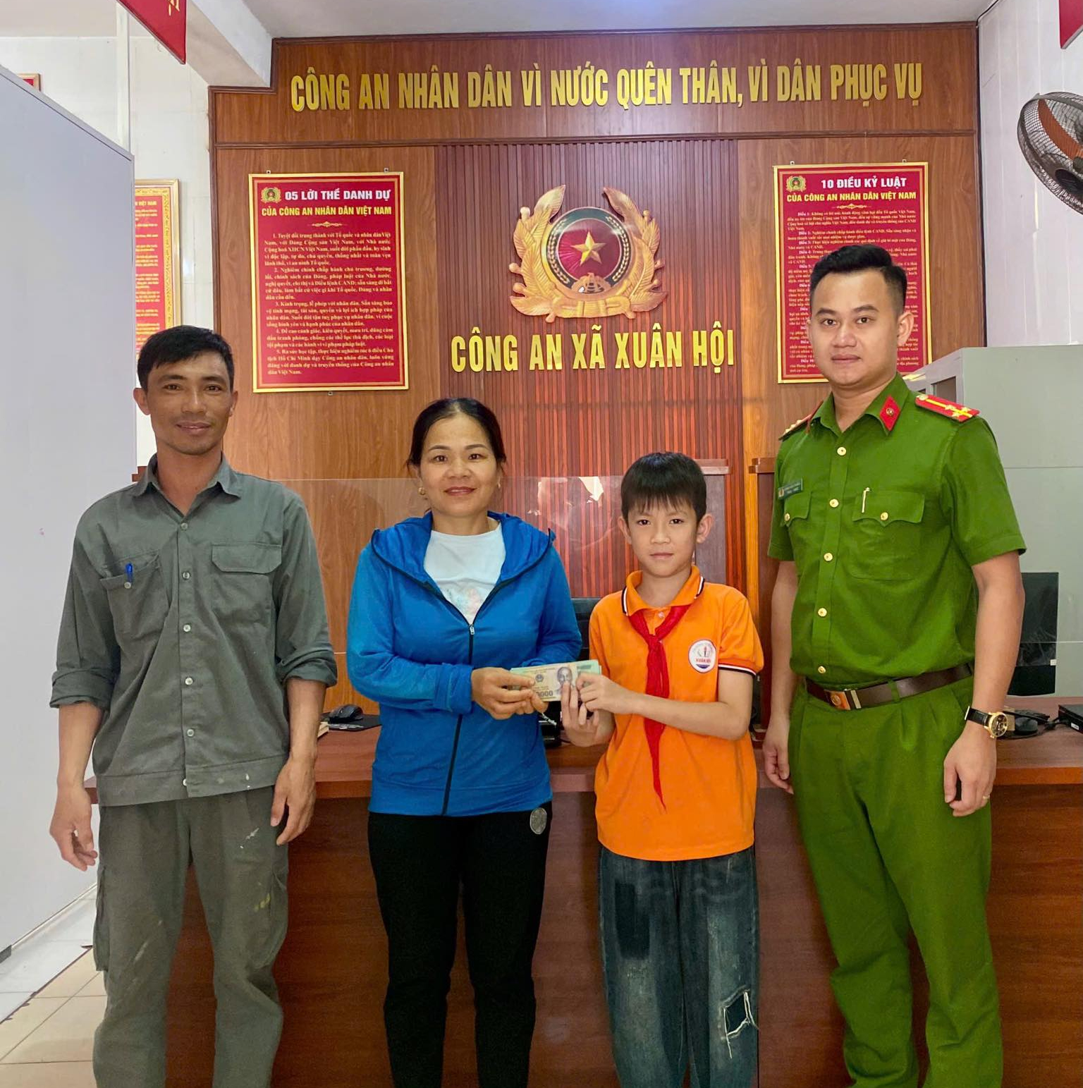 Nhặt được 61 triệu đồng, bé trai lên công an nhờ trao trả lại cho người đánh rơi- Ảnh 1.