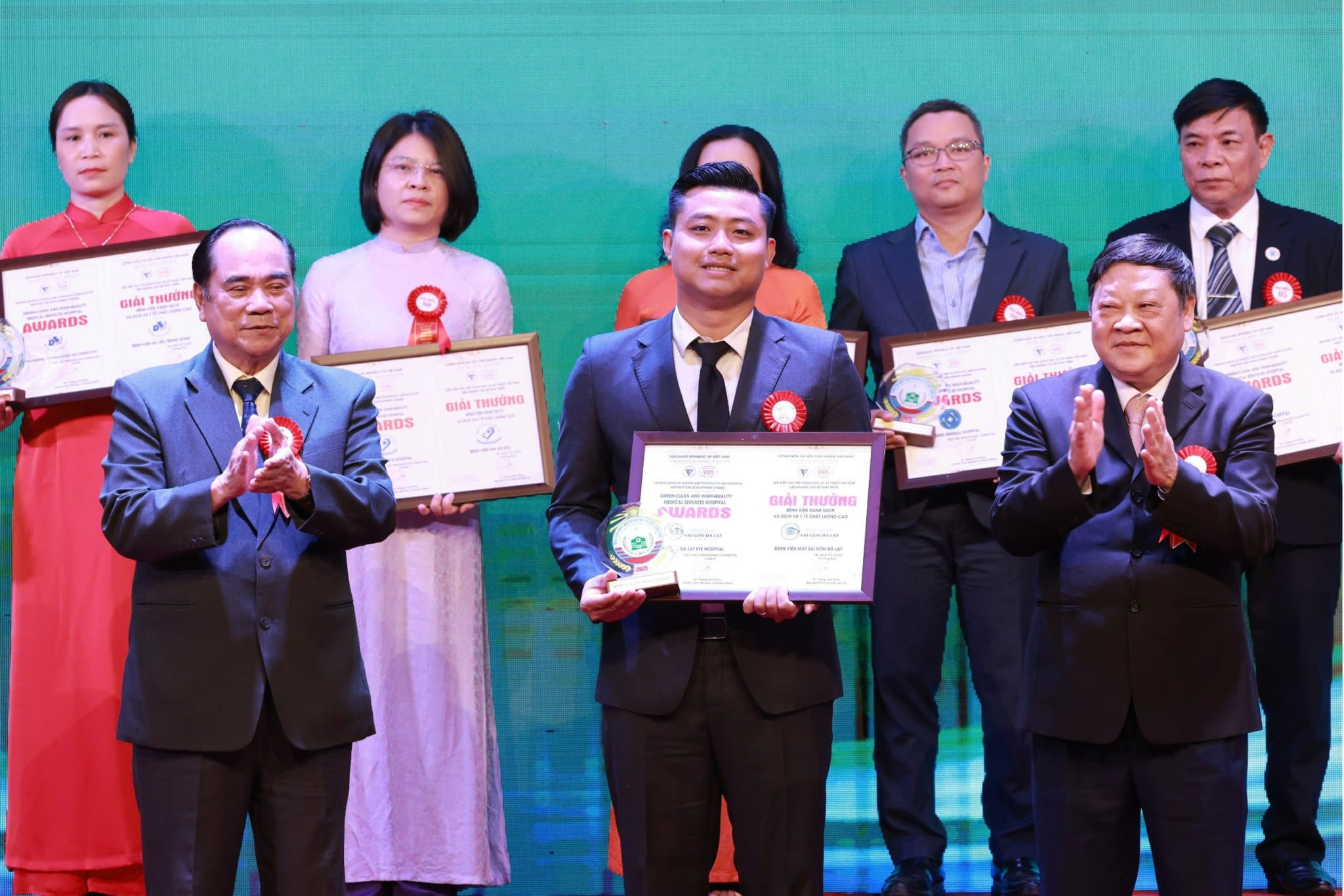 Bệnh viện Mắt Sài Gòn Đà Lạt đạt danh hiệu "Bệnh viện Xanh – Sạch và Dịch vụ y tế chất lượng cao"- Ảnh 1.