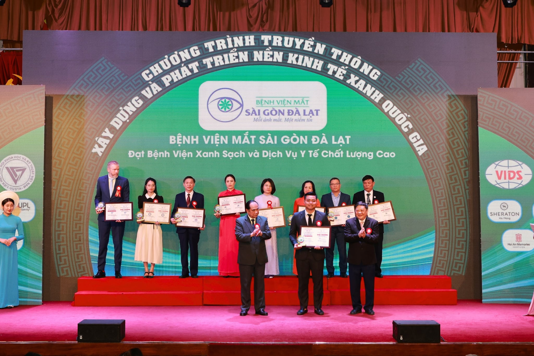 Bệnh viện Mắt Sài Gòn Đà Lạt đạt danh hiệu "Bệnh viện Xanh – Sạch và Dịch vụ y tế chất lượng cao"- Ảnh 2.