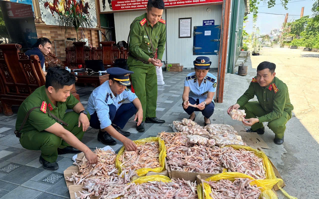 Kiểm tra đột xuất công ty thực phẩm sạch, phát hiện 500 kg chân gà, đuôi lợn không rõ nguồn gốc