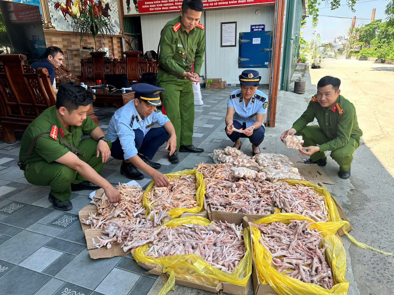 Kiểm tra đột xuất c&ocirc;ng ty thực phẩm sạch, ph&aacute;t hiện 500 kg ch&acirc;n g&agrave;, đu&ocirc;i lợn kh&ocirc;ng r&otilde; nguồn gốc- Ảnh 1.