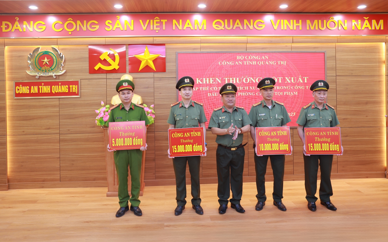 Bắt giữ 4 người cùng 358 kg thuốc nổ, 1 khẩu súng hơi và hàng trăm viên đạn