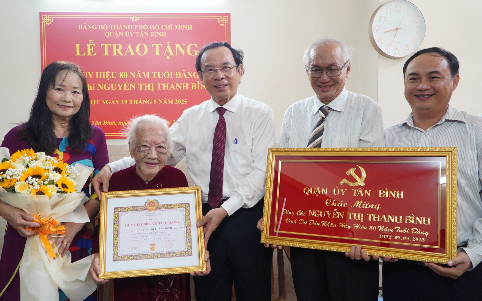 Đảng ủy các cơ quan Đảng TP HCM trao Huy hiệu Đảng và khen thưởng công trình thi đua tiêu biểu - Ảnh 7.