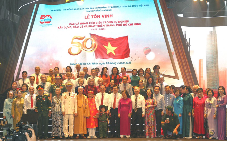 Những ngọn lửa thầm lặng xây dựng tương lai - Ảnh 1.