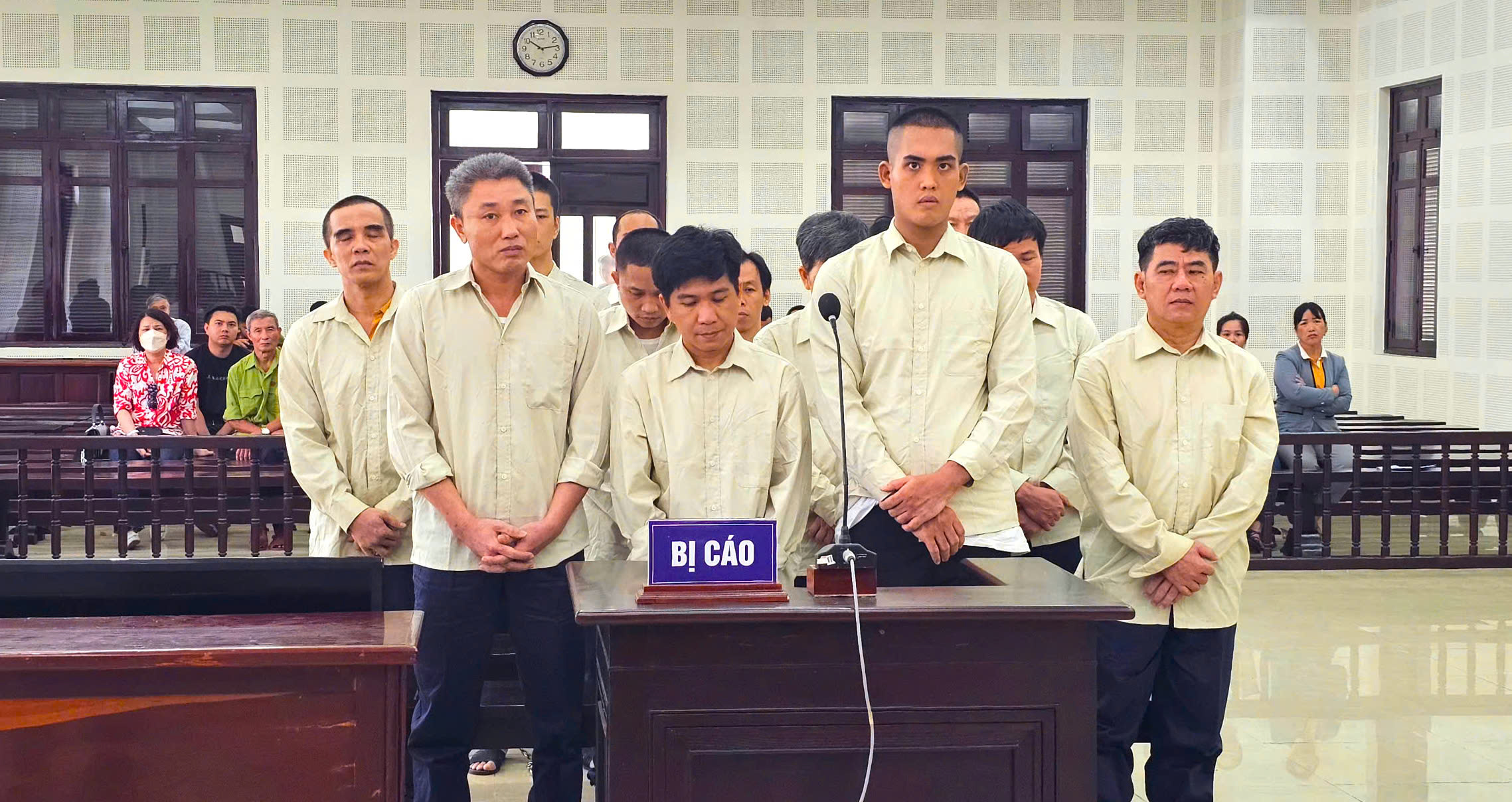 Tuyên phạt 13 bị cáo trong đường dây sản xuất 1,6 triệu cuốn sách giáo khoa giả- Ảnh 1.