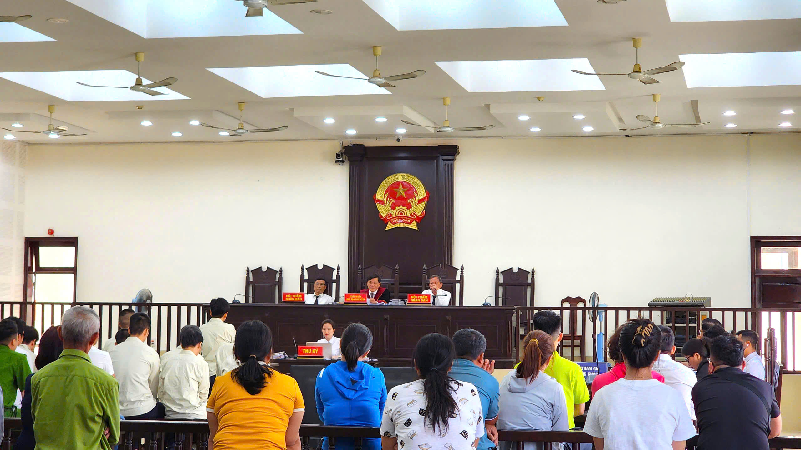 Tuyên phạt 13 bị cáo trong đường dây sản xuất 1,6 triệu cuốn sách giáo khoa giả- Ảnh 2.