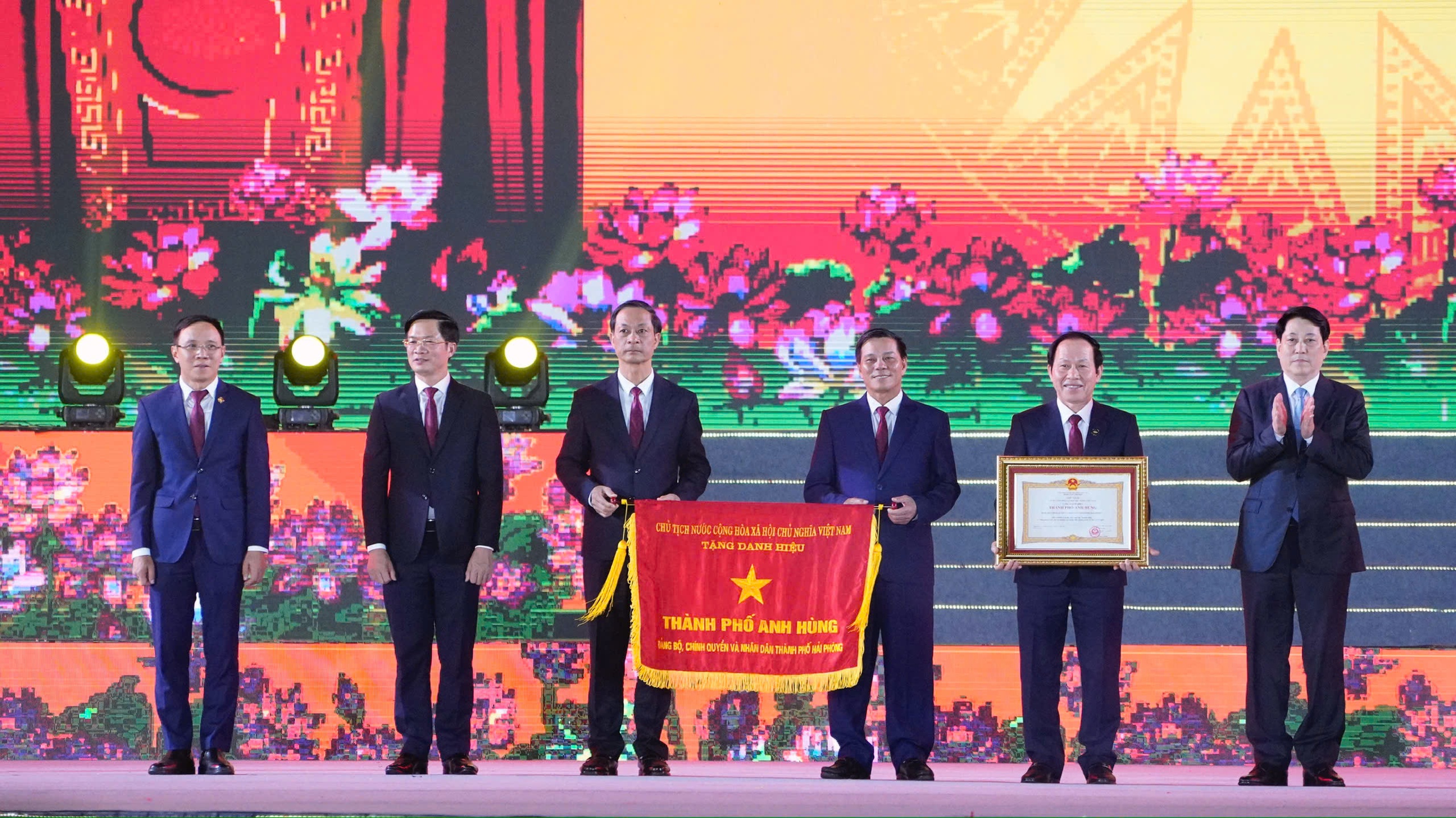 Chủ tịch nước Lương Cường trao danh hiệu Thành phố Anh hùng cho TP Hải Phòng- Ảnh 2.