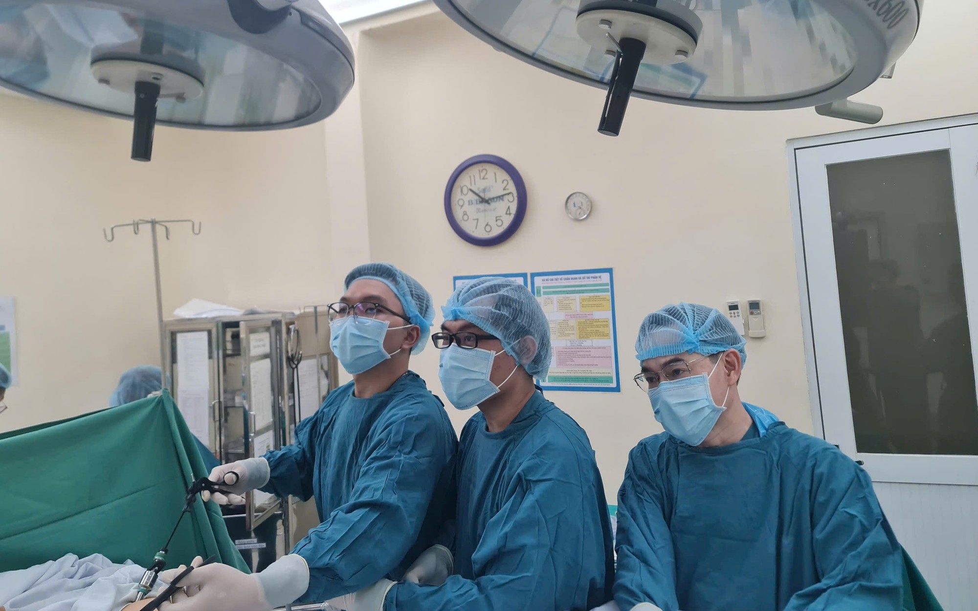 Căn bệnh gây sụp mi mắt, nhìn mờ khiến chàng trai 27 tuổi phải cắt tuyến ức