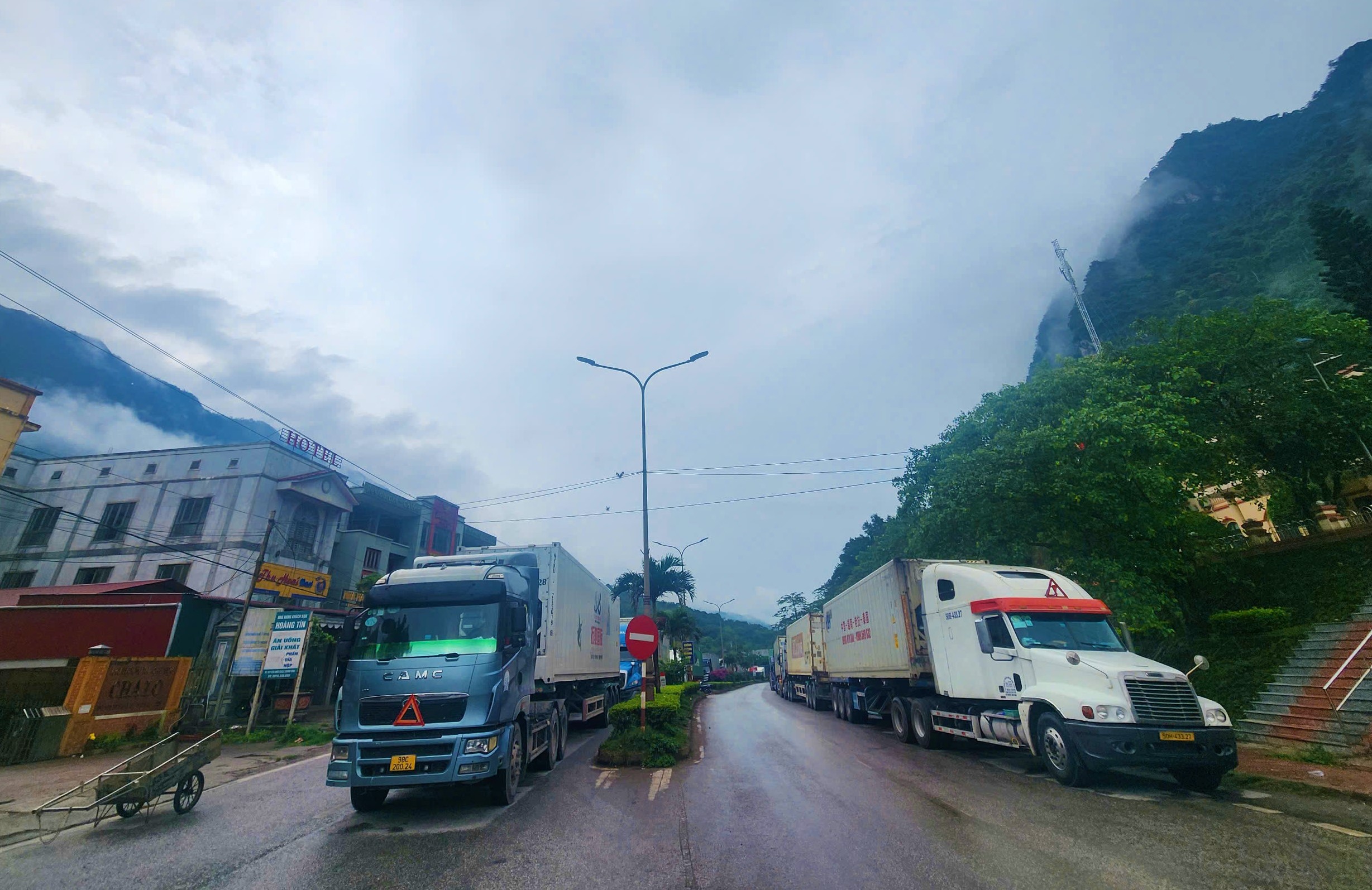 Giao th&ocirc;ng ở cửa khẩu Cha Lo "t&ecirc; liệt" v&igrave; đường ở L&agrave;o hư hỏng- Ảnh 8.