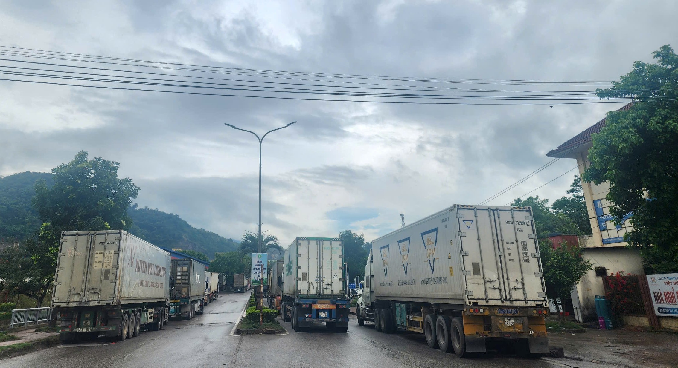 Giao th&ocirc;ng ở cửa khẩu Cha Lo "t&ecirc; liệt" v&igrave; đường ở L&agrave;o hư hỏng- Ảnh 9.