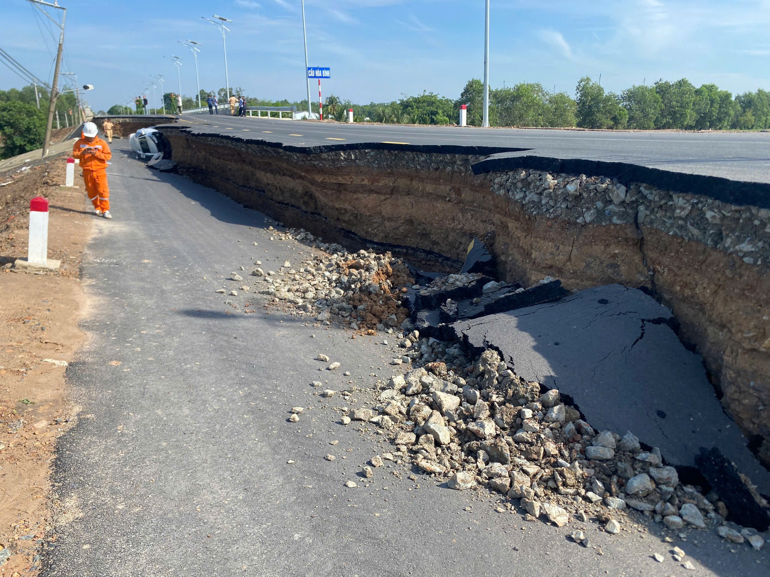Vụ sụt l&uacute;n đường dẫn cầu H&ograve;a B&igrave;nh (T&acirc;y Ninh): Y&ecirc;u cầu r&otilde; địa chỉ tr&aacute;ch nhiệm- Ảnh 1.