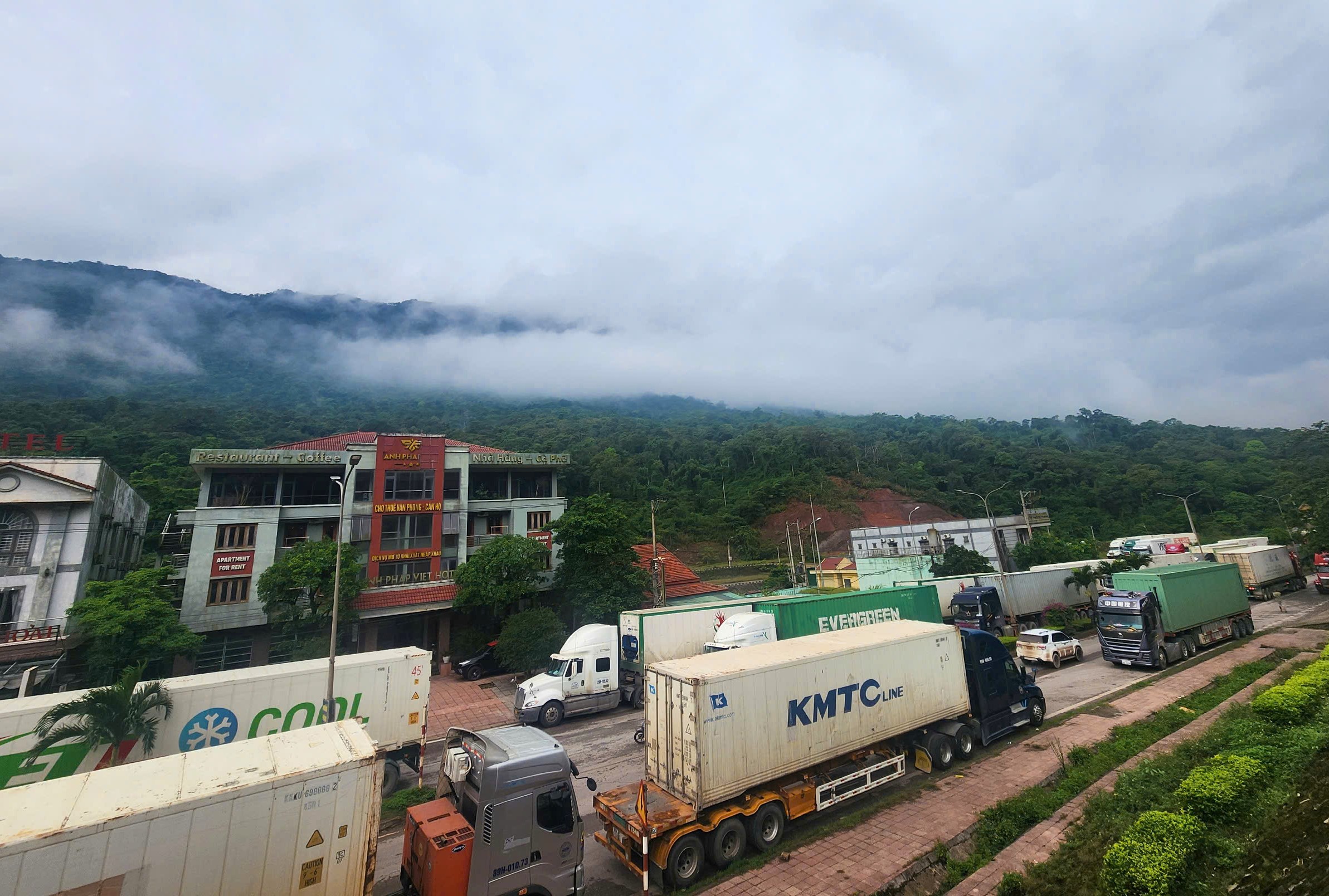 Giao th&ocirc;ng ở cửa khẩu Cha Lo "t&ecirc; liệt" v&igrave; đường ở L&agrave;o hư hỏng- Ảnh 10.