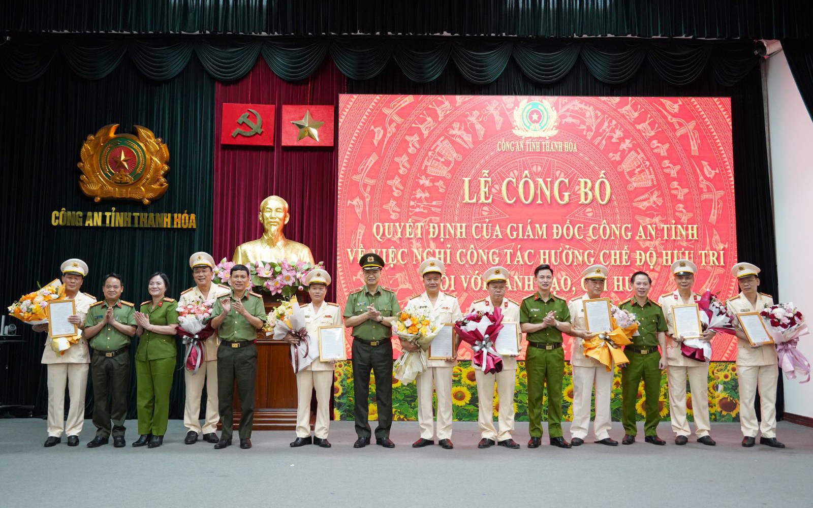 18 lãnh đạo, chỉ huy trong Công an Thanh Hóa nghỉ hưu trước tuổi