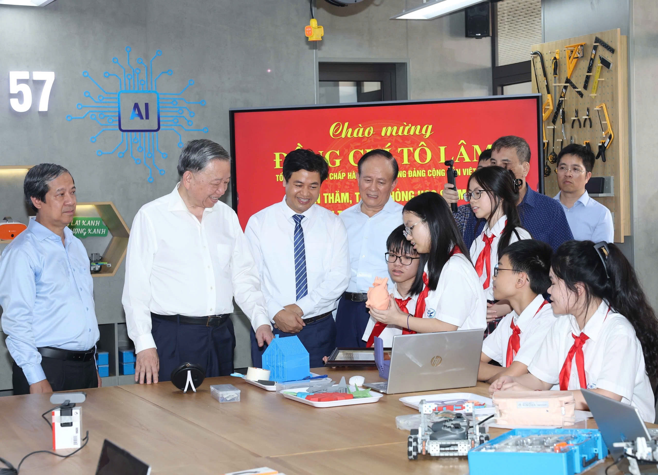 Th&uacute;c đẩy đổi mới s&aacute;ng tạo, chuyển đổi số trong trường học - Ảnh 1.