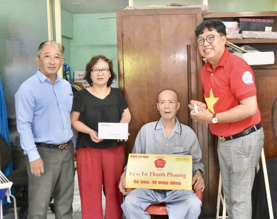 Ca sĩ T&ocirc; Thanh Phương x&uacute;c động đ&oacute;n nhận m&oacute;n qu&agrave; từ chương tr&igrave;nh "Mai V&agrave;ng tri &acirc;n" - Ảnh 1.