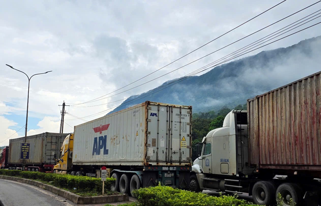 Giao th&ocirc;ng ở cửa khẩu Cha Lo "t&ecirc; liệt" v&igrave; đường ở L&agrave;o hư hỏng- Ảnh 5.