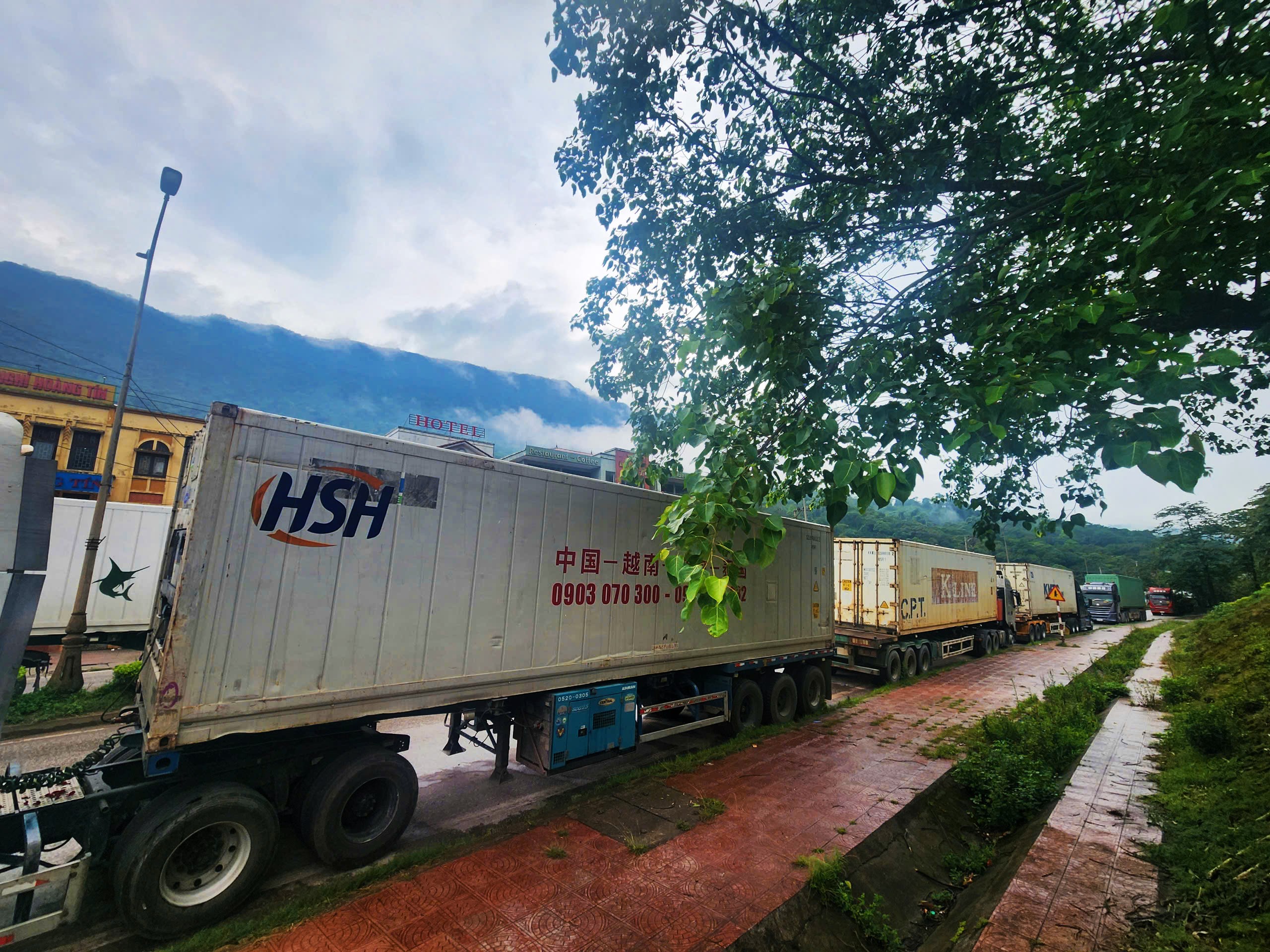 Giao th&ocirc;ng ở cửa khẩu Cha Lo "t&ecirc; liệt" v&igrave; đường ở L&agrave;o hư hỏng- Ảnh 7.